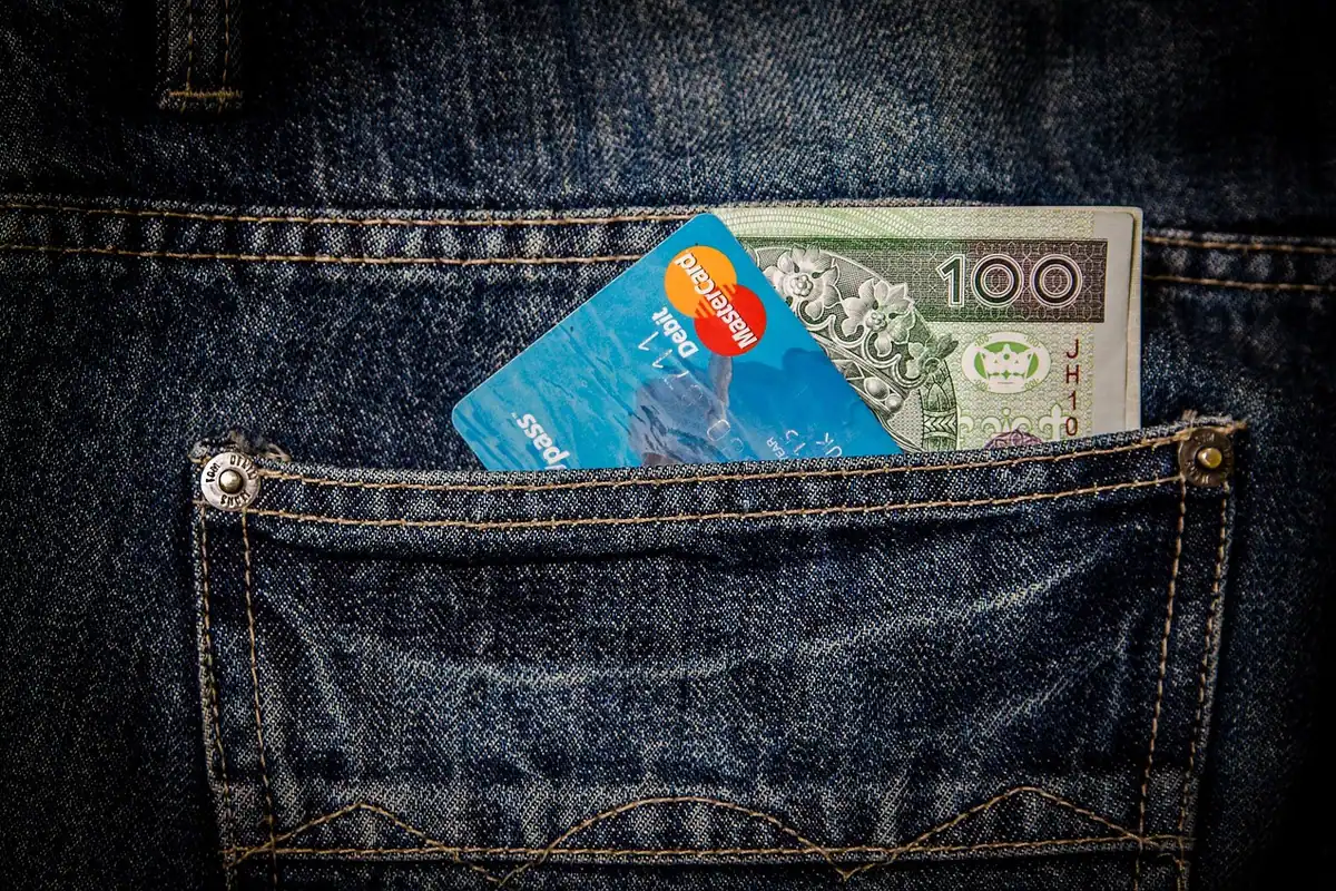 Portofel deschis cu bancnote pe un birou de lemn, pentru banii de buzunar din bugetul familiei