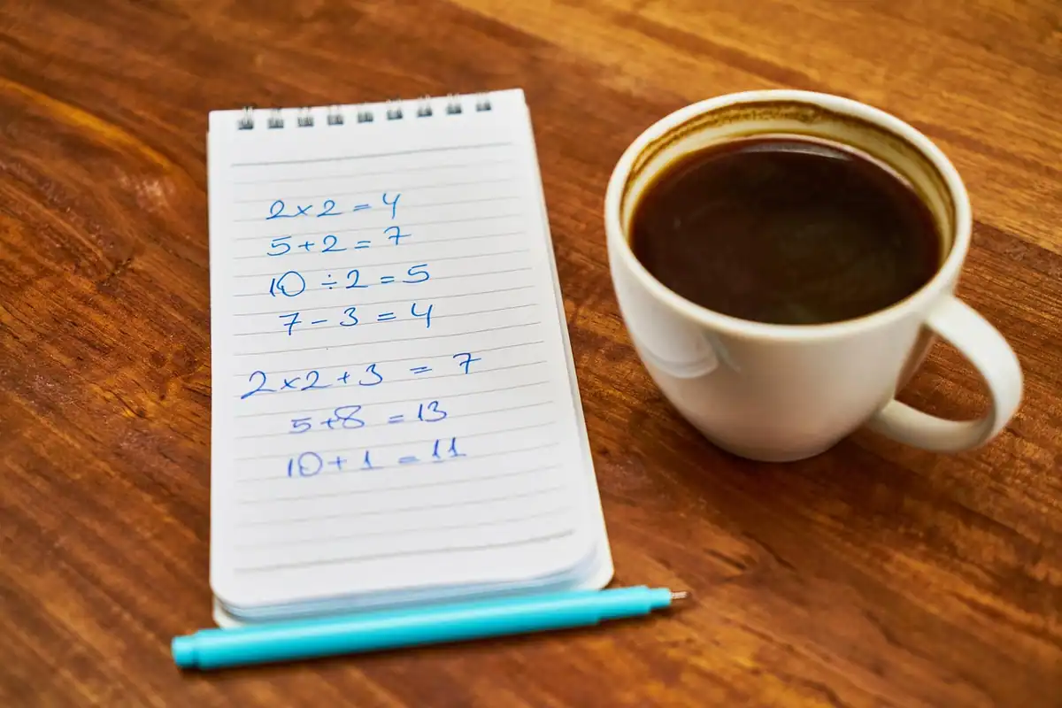 Birou cu calculator, bani, monede și notițe financiare pentru întocmirea unui buget