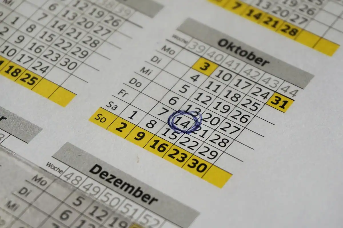 Calendar cu data plății încercuită, pentru reținerea scadenței cardului de credit