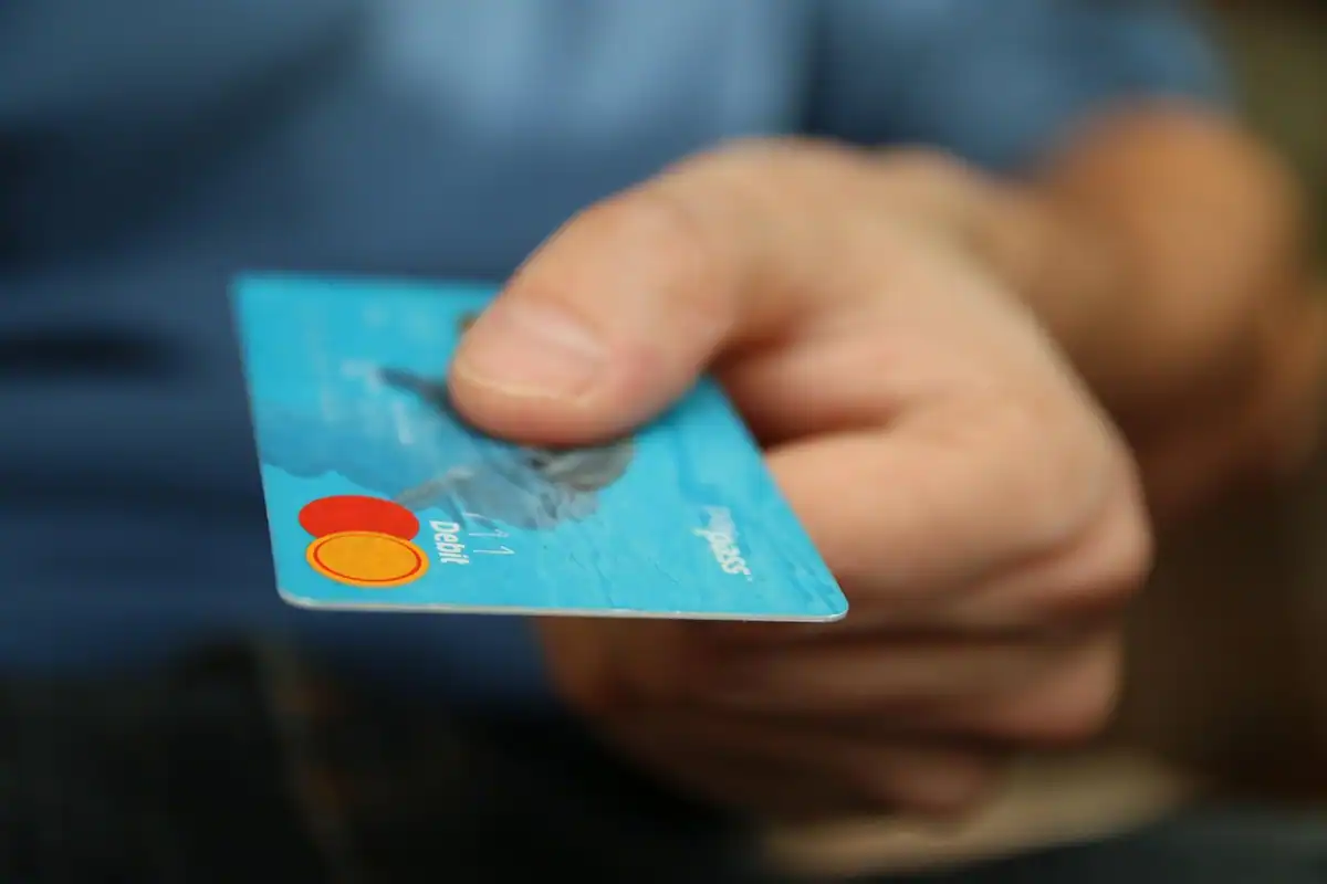 Card bancar, bon și telefon pe un blat, pentru urmărirea plăților mărunte de zi cu zi