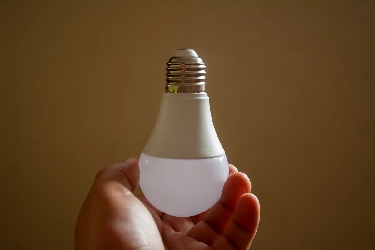 Contor electric și tablou de siguranțe pe un perete alb, pentru monitorizarea consumului de energie
