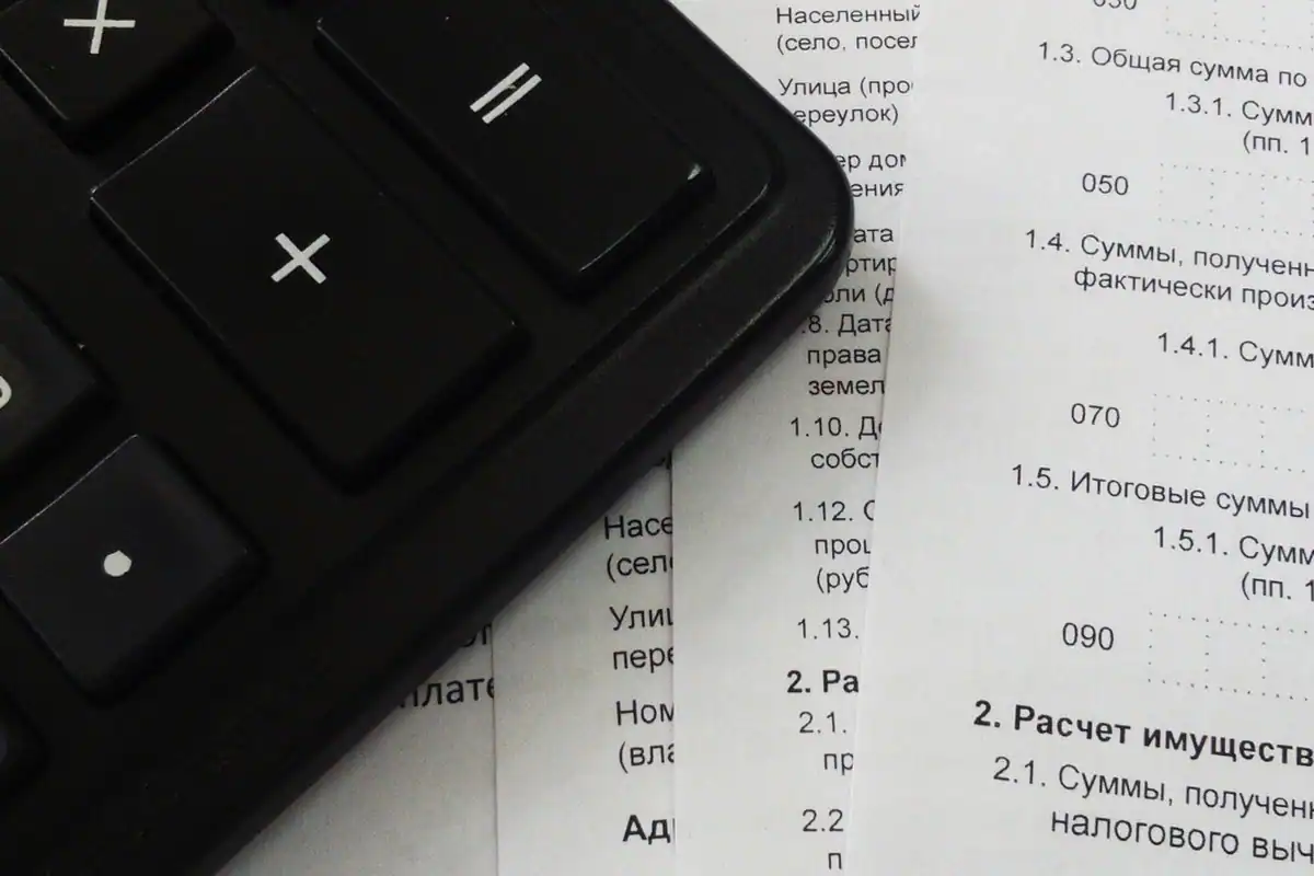 Extrase de cont și calculator pe birou, pentru urmărirea sumelor din contul de economii