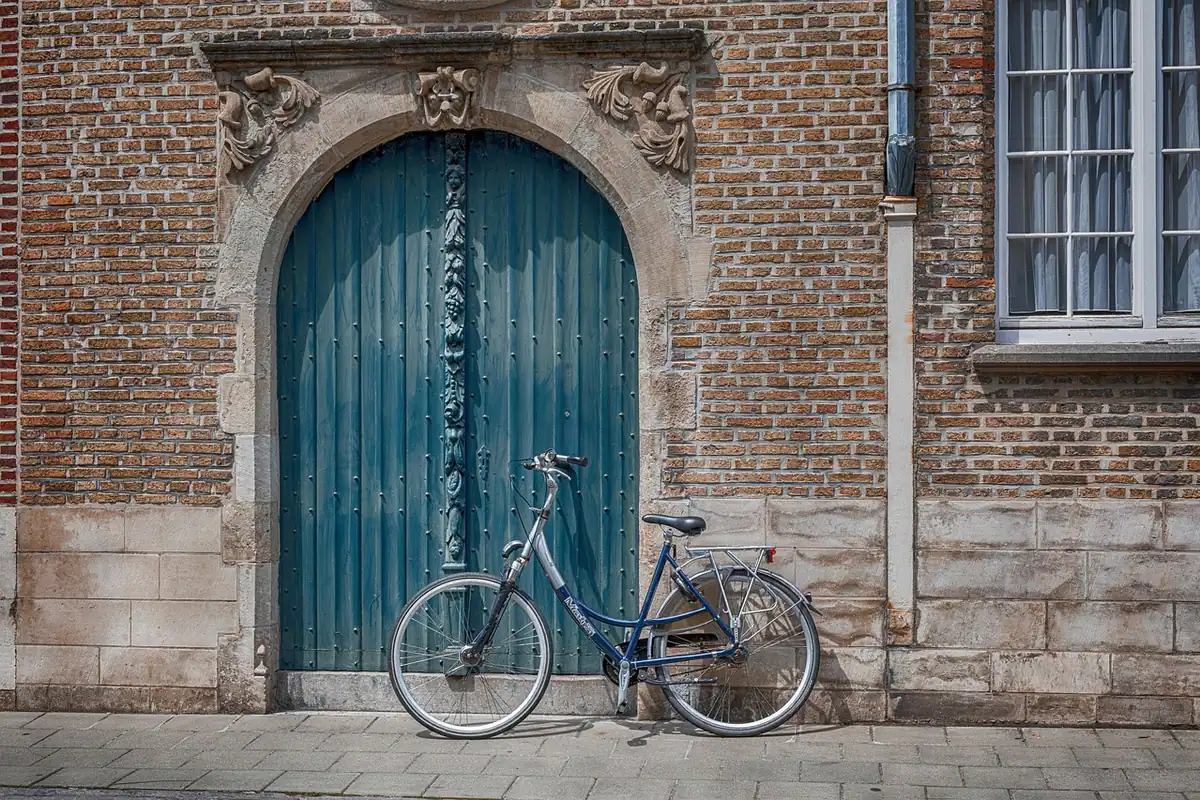 Bicicletă sprijinită de un zid din oraș, alternativă economică pentru costurile de transport