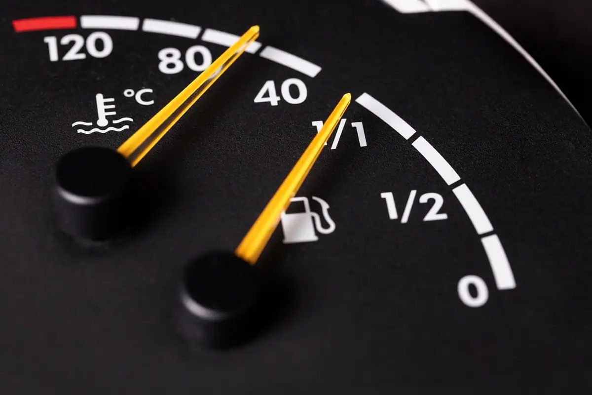 Bord de mașină cu indicatorul de combustibil în prim-plan, pentru costul carburantului