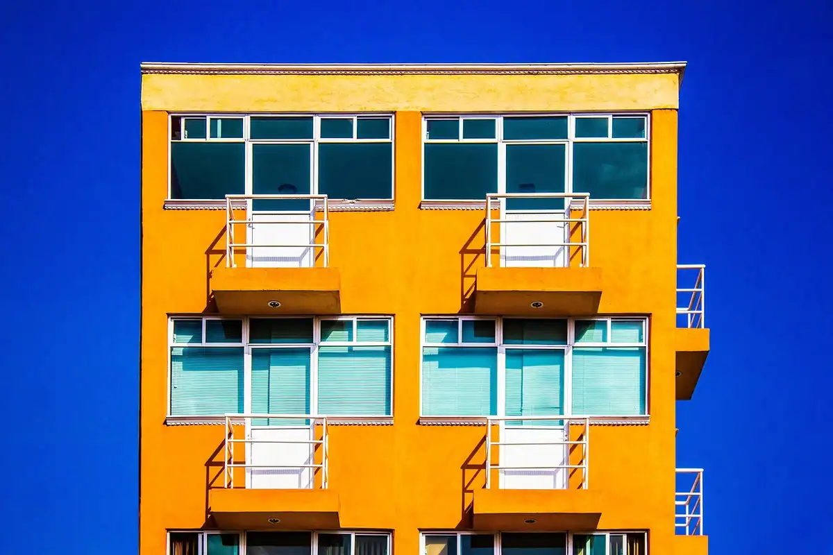 Bloc de apartamente cu balcoane, văzut din exterior, pentru costurile ascunse ale locuinței proprii