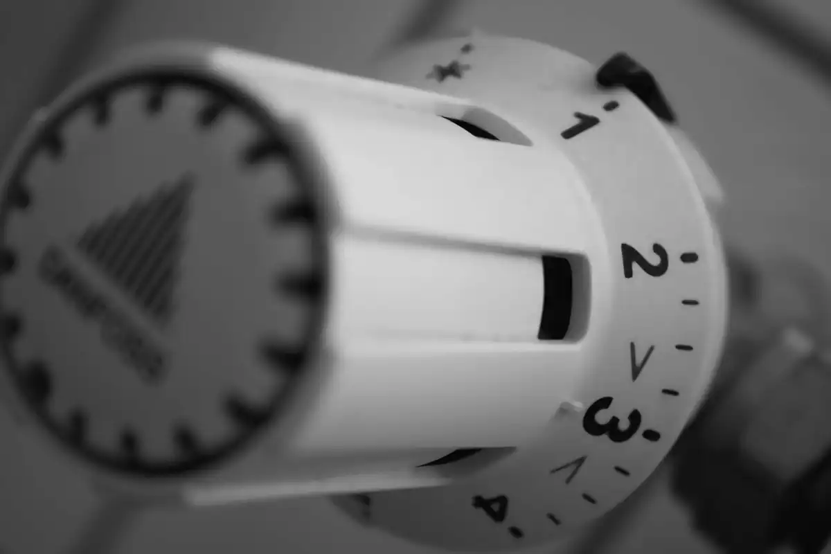 Mână înmănușată care ține un creion lipit de un perete texturat, pentru reparații