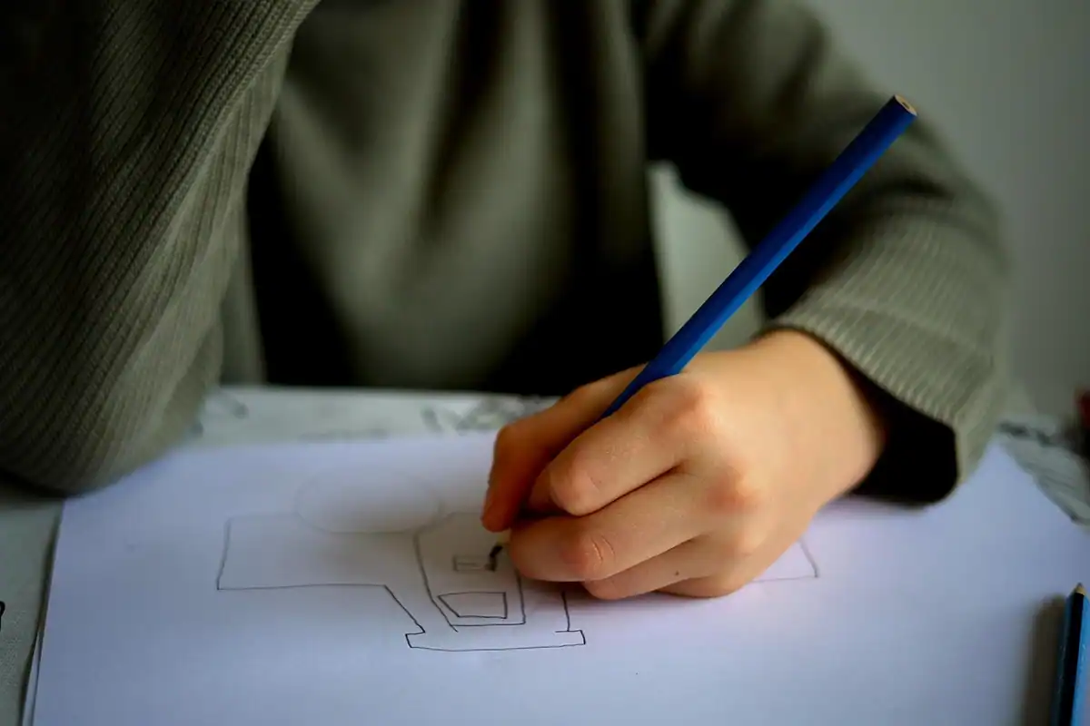 Calendar de perete și creion pe un birou, pentru planificarea economiilor în timp