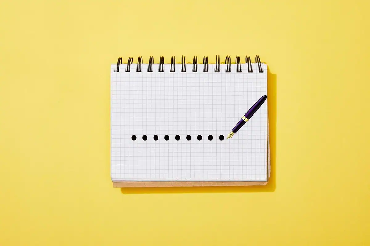 Caiet cu spirală, listă de prețuri și un pix, pentru planificarea economiilor pentru o cumpărătură mare
