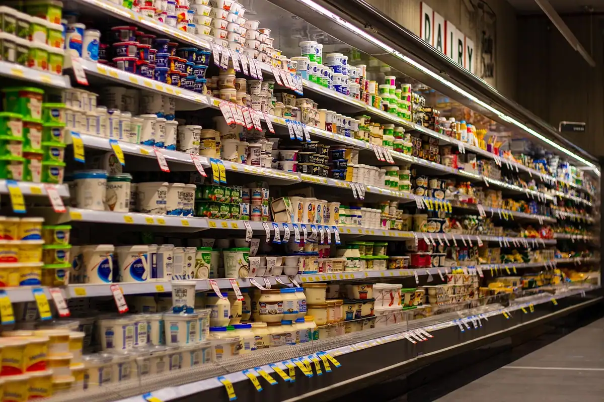Raft de supermarket cu etichete de preț, exemplu al scumpirilor din coșul de cumpărături