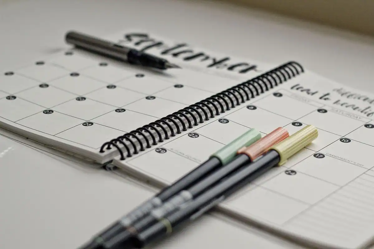 Calendar lunar și markere colorate, pentru planificarea banilor când veniturile variază