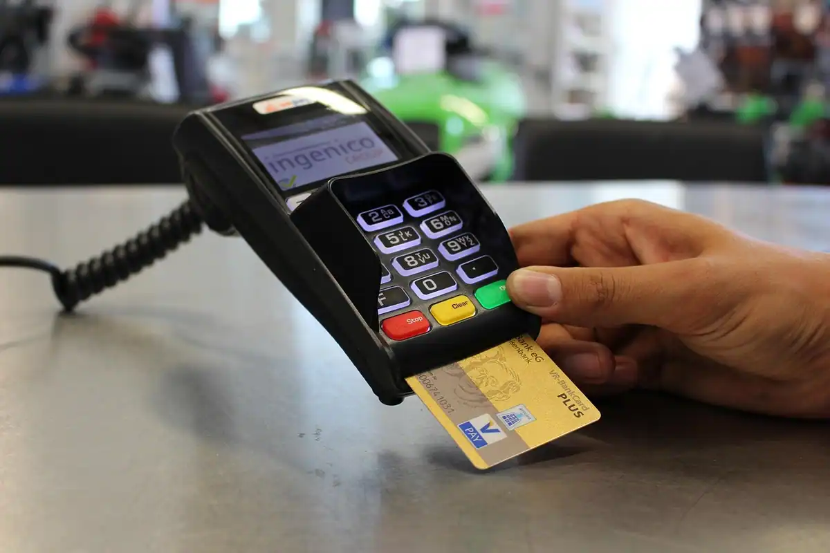 Terminal de plată și card bancar în prim-plan, pentru plata facturilor fără numerar