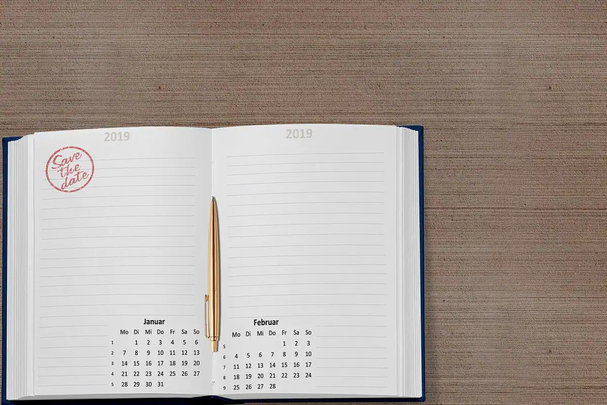 Calendar cu data plății încercuită cu roșu, pentru încadrarea ratelor în bugetul lunar