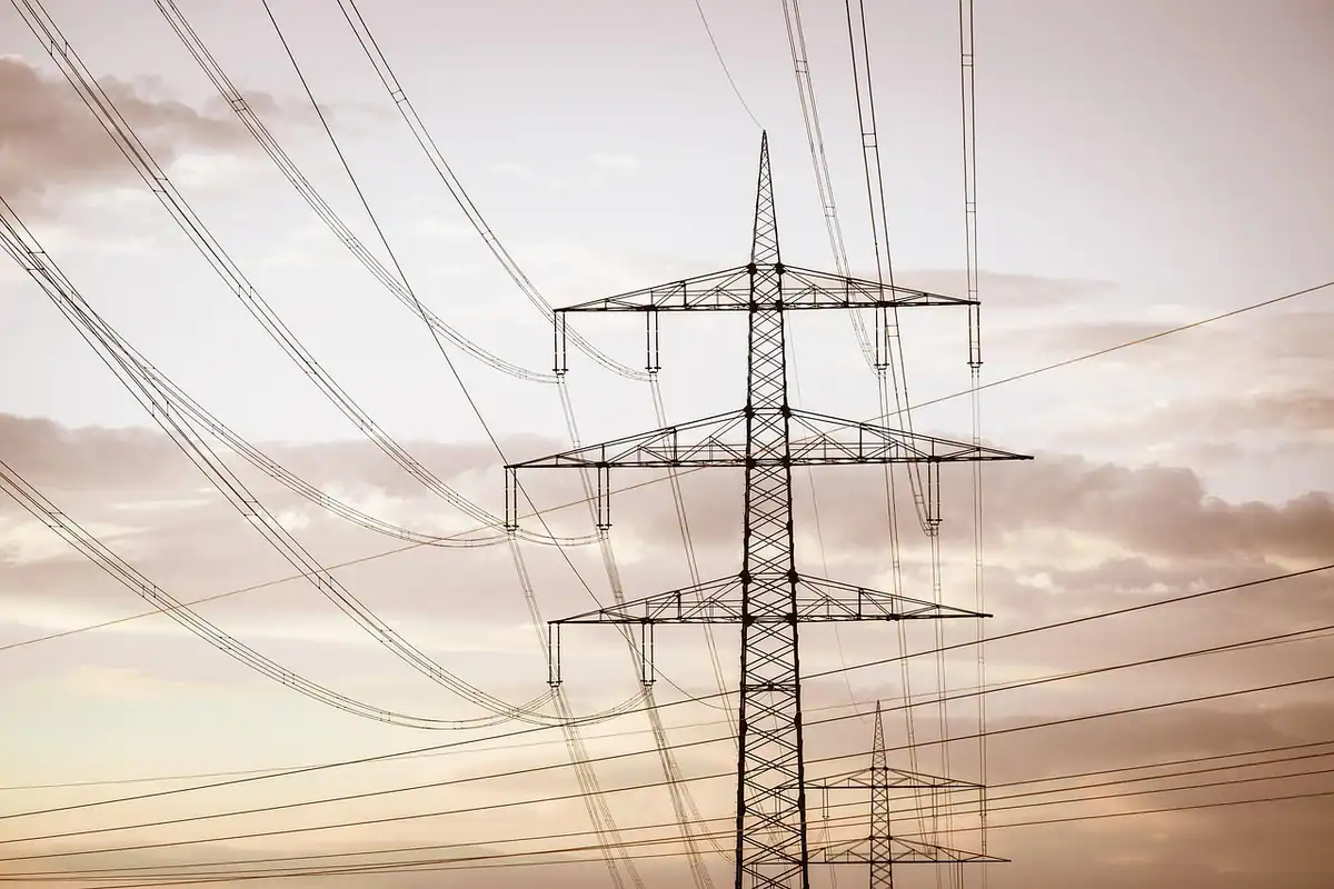 Stâlp de înaltă tensiune și cabluri electrice, la apusul soarelui